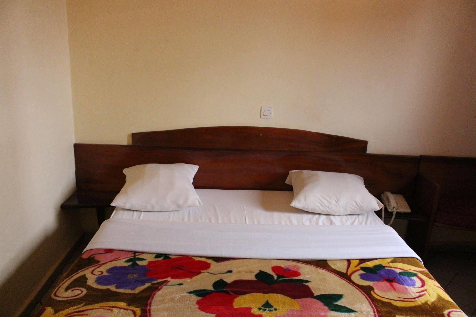 Hotel Altitel Bafoussam ภายนอก รูปภาพ